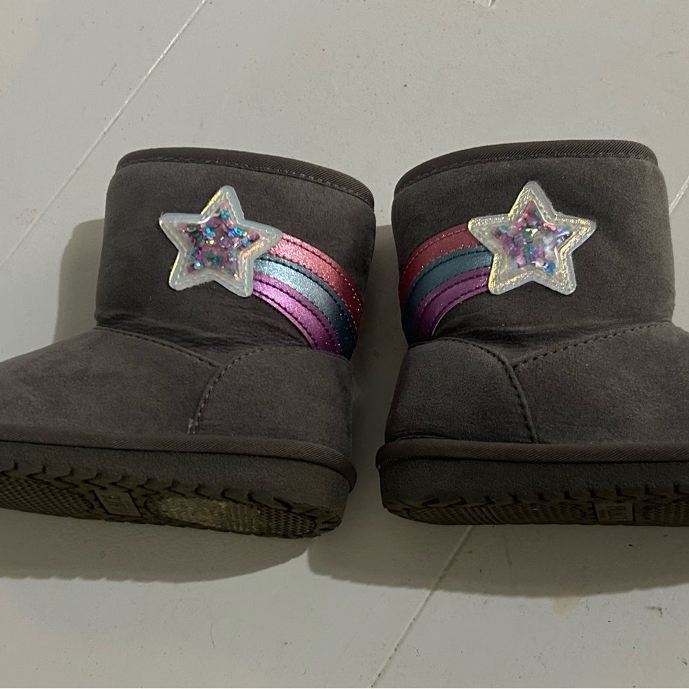 Grey toddler girls boots with rainbows